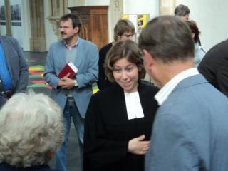 Pfarrerin Sarah Brandt begrüßt Besucher des Gottesdienstes anlässlich ihrer Prebepredigt am 2.9.