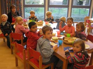 Kinder beim gemeinsamen Frühstück in der Kita am Lauerhaas (Ev. Kirchengemeinde Wesel)