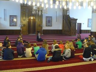 Schülergruppe in der Moschee