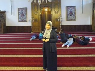 Nural Ibrahim mit Schülern in der Moschee