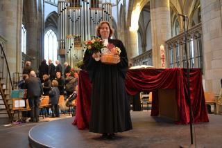 Pfarrerin Brandt beschenkt nach dem Gottesdienst (Foto: Volker Hoffmann)