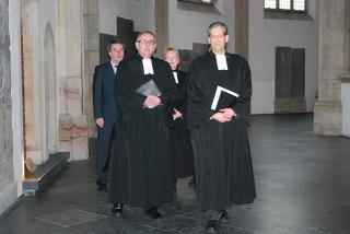 Superintendent Schütte zusammen mit dem designierten Nachfolger auf dem Weg zur Abschiedspredigt