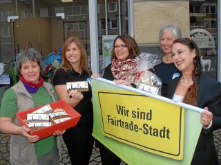 Die Stadt Wesel hat vor einigen Monaten in Zusammenarbeit mit dem Eine-Welt-Laden eine fair gehandelte Schokolade herausgebracht. Hier sind die Initiatorinnen mit Bürgermeisterin Ulrike Westkamp (Mitte) bei der Präsentation zu sehen (Foto: K. Bauer)