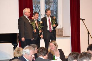Blumen an die neugewählten KSV-Mitglieder (Pfarrer Binnenhey, Pfarrer Meyer und Superintendent Brödenfeld, v.l.n.r.)