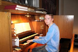 Milan Skusa an der Orgel in der Kirche am Lauerhaas