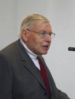 Pfarrer Hans-Walter Boelitz bei einer Ansprache in der Kirche am Lauerhaas im April 2011