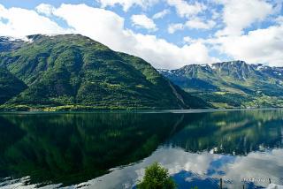 Hardangerfjord (Foto Guojunjun, Wikimedia Hardangerfjord)