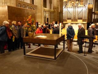 Die Besucher begutachten den neuen Altar und die Kanzel