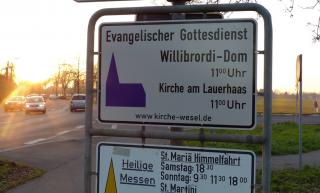 Dieses neue Schild steht an der Ecke Brüner Landstraße und Molkereiweg in Wesel-Obrighoven.